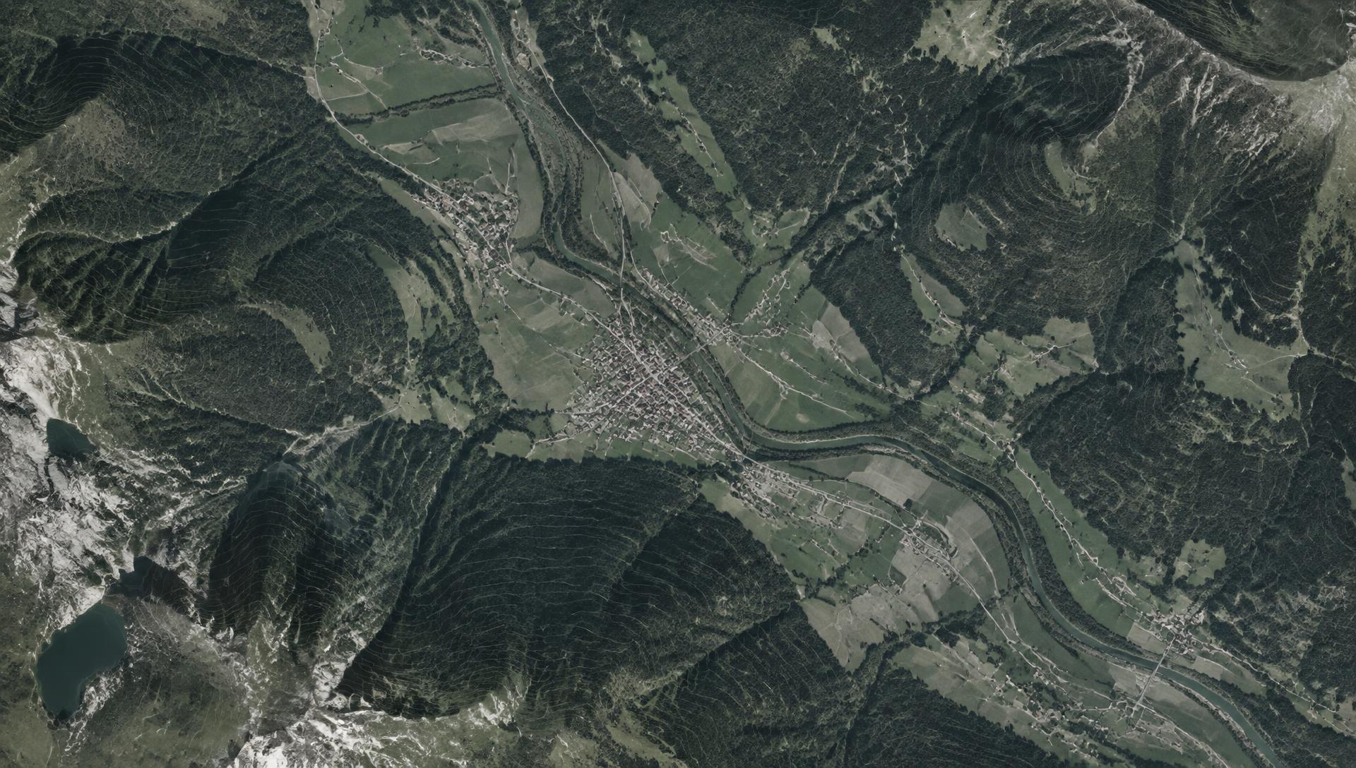 Satellitenbild einer alpinen Landschaft
